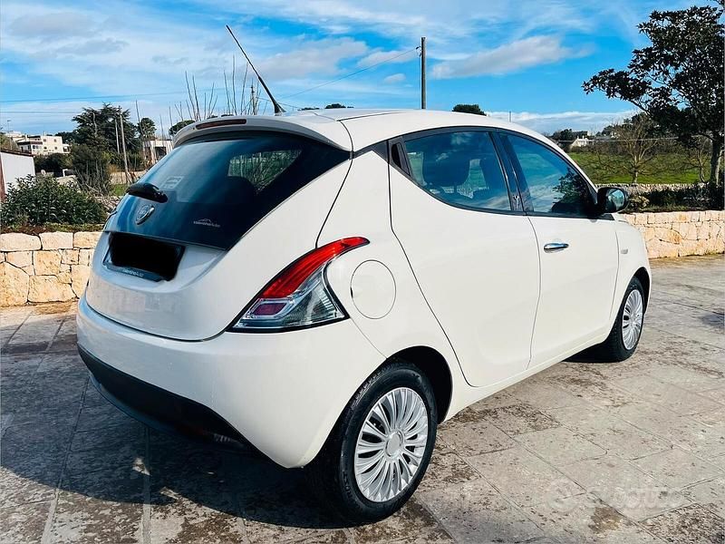 Usata Lancia Ypsilon 69 CV (50 kW) 2011 Bianco Utilitaria