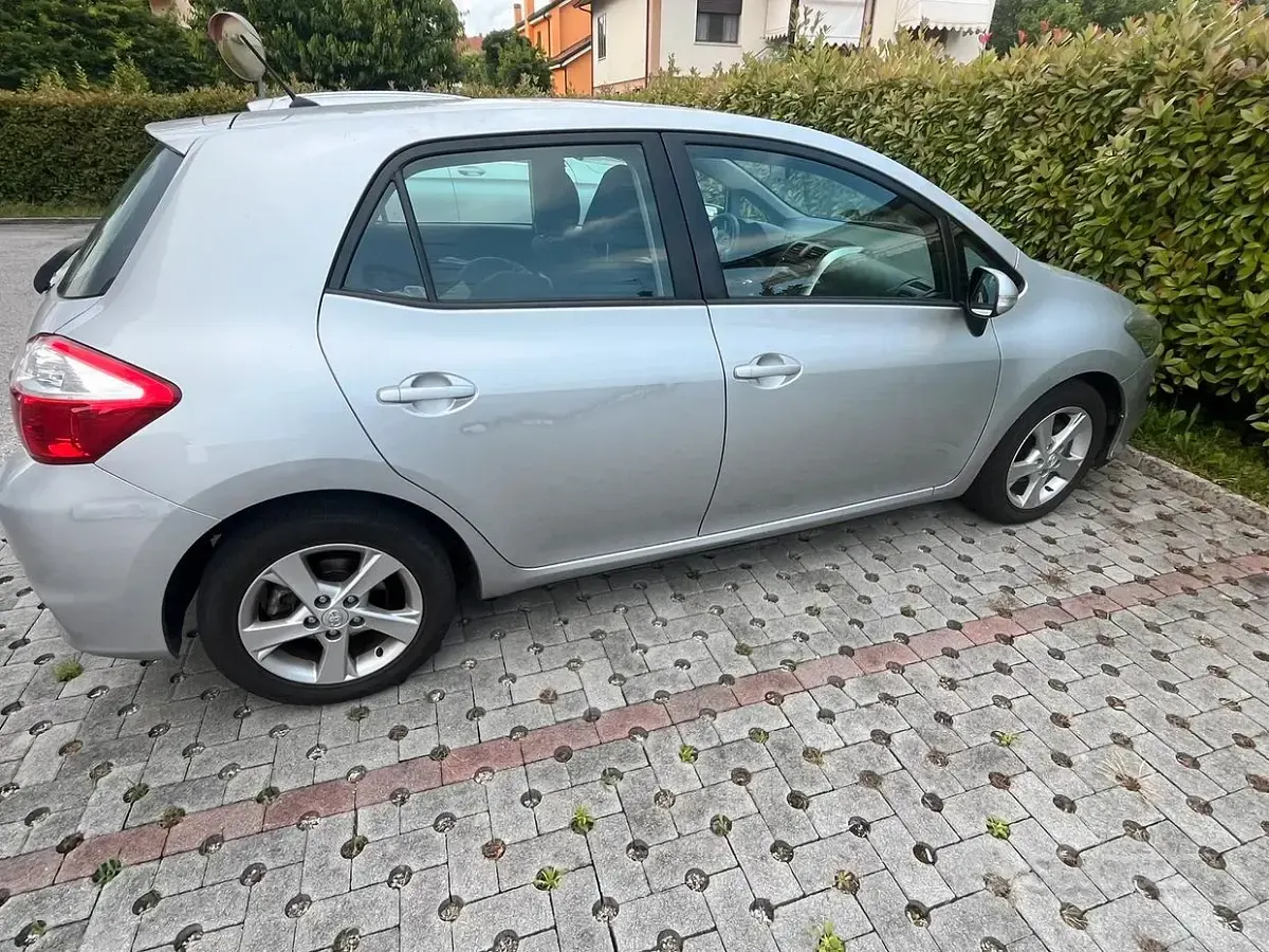 Usata Toyota Auris 90 CV (66 kW) 2012 Grigio Berlina