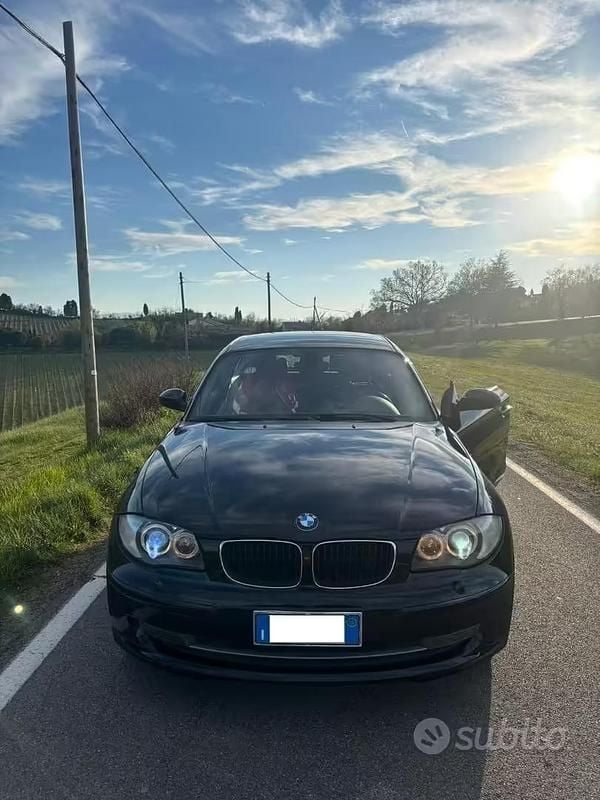 Usata BMW 116 122 CV (89 kW) 2008 Nero Utilitaria