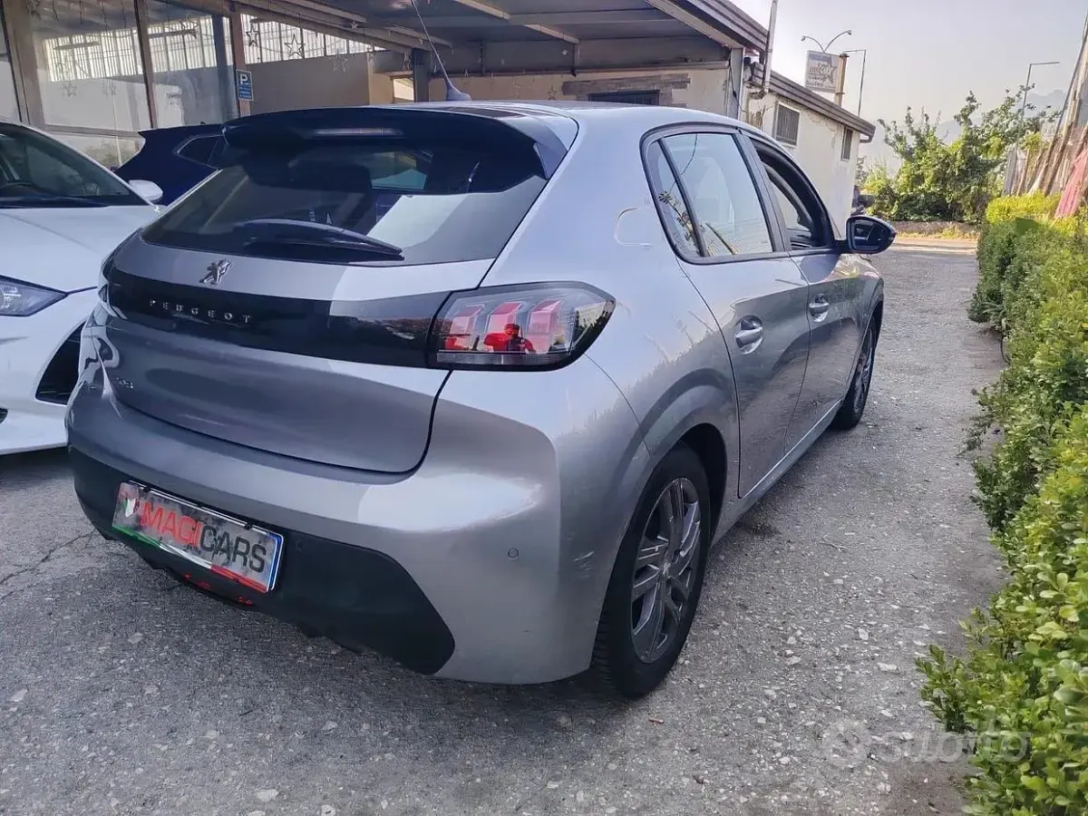 Usata Peugeot 208 GT 101 CV (74 kW) 2022 Grigio Utilitaria