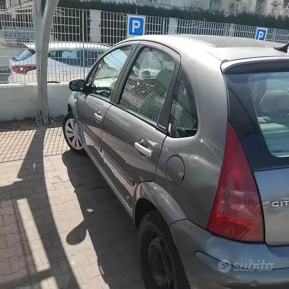 Używany Citroën C3 68 KM (50 kW) 2004 Szary Sedan/Limuzyna