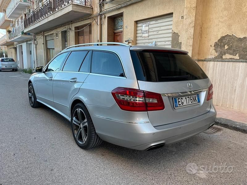 Usata Mercedes E350 272 CV (200 kW) 2011 Grigio Berlina