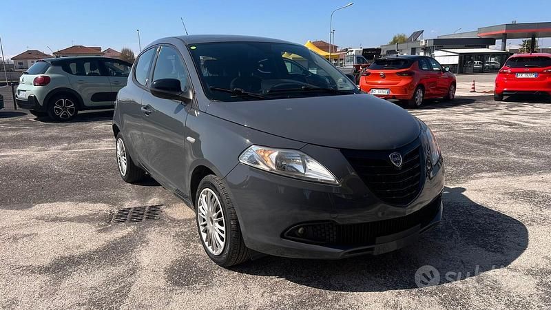 Usata Lancia Ypsilon Silver 69 CV (50 kW) 2014 Grigio Utilitaria
