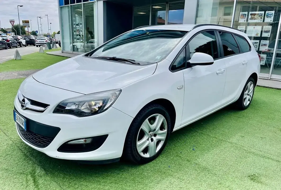 Usata Opel Astra 110 CV (80 kW) 2014 Bianco Station wagon