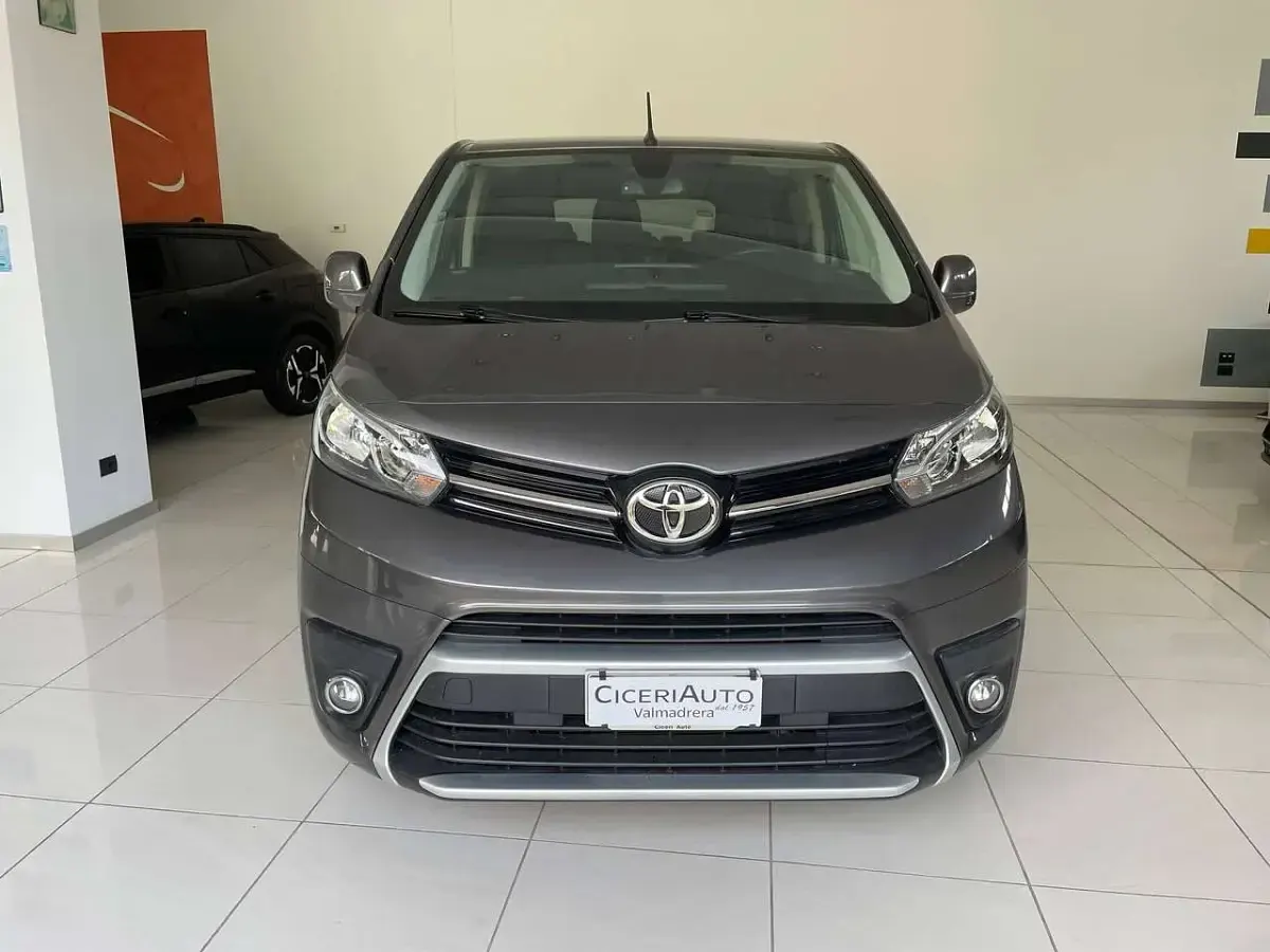 Usata Toyota Proace Verso Lounge 120 CV (88 kW) 2022 Grigio Station wagon