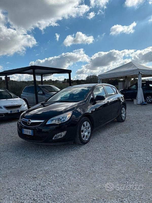 Usata Opel Astra Cosmo 100 CV (73 kW) 2010 Blu Berlina
