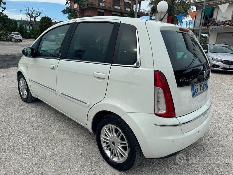 Usata Lancia Musa Gold 95 CV (69 kW) 2012 Bianco Monovolume