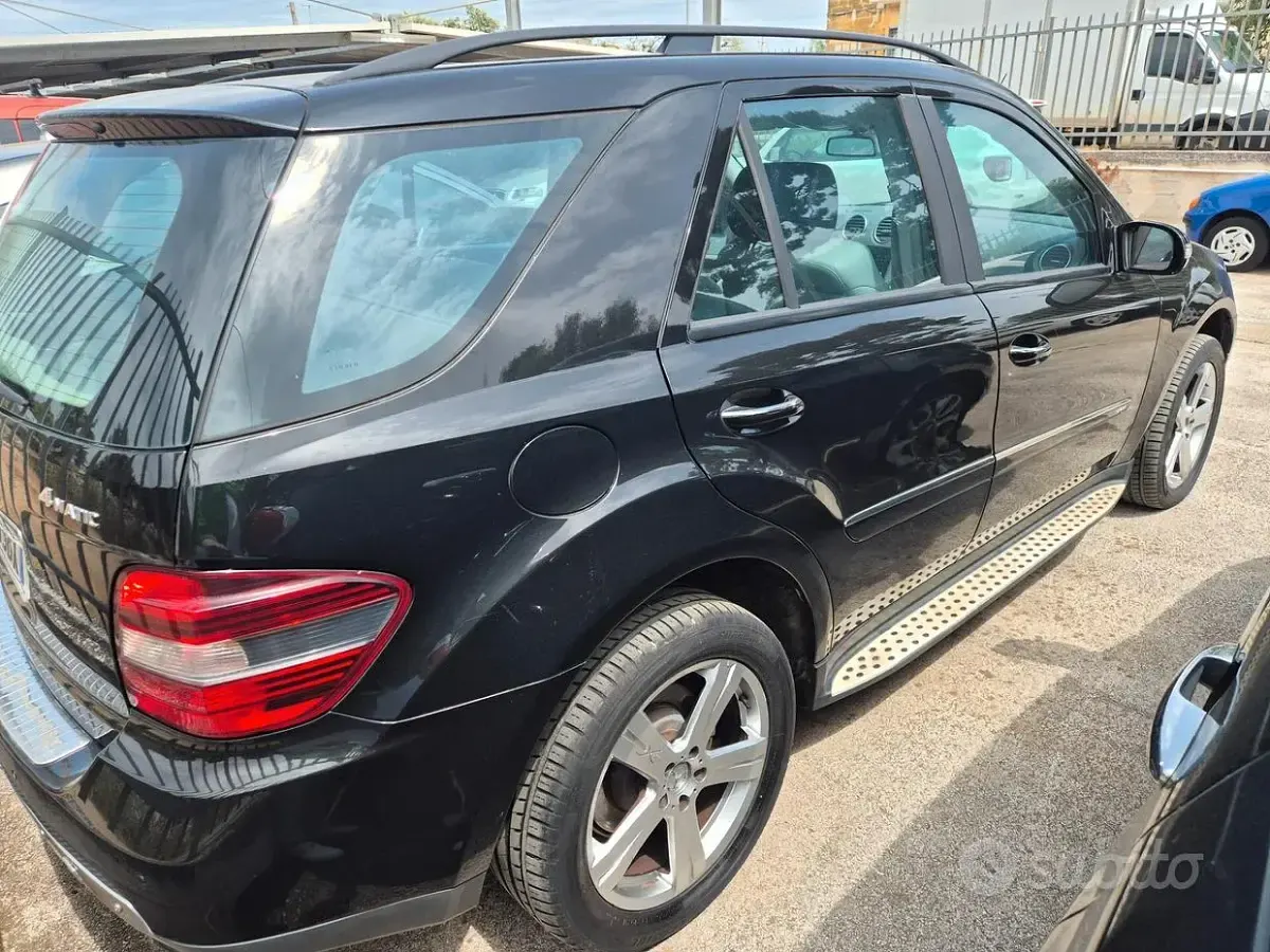 Usata Mercedes ML320 224 CV (164 kW) 2008 Nero SUV