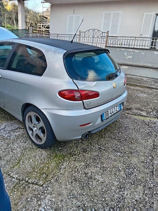 Usata Alfa Romeo 147 120 CV (88 kW) 2006 Grigio Utilitaria