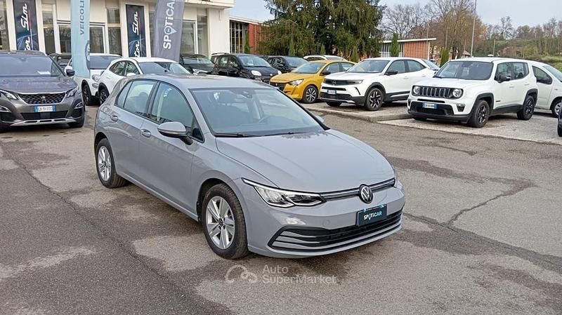 Usata VW Golf VIII Life 110 CV (80 kW) 2024 Grigio Berlina