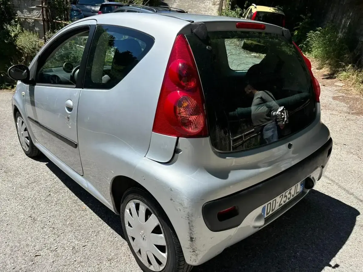 Usata Peugeot 107 54 CV (39 kW) 2006 Argento Utilitaria