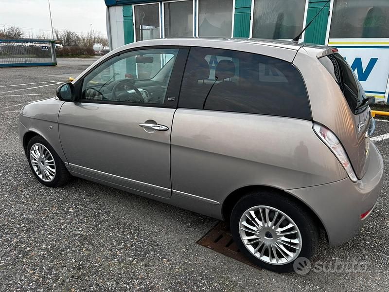 Usata Lancia Ypsilon 69 CV (50 kW) 2011 Marrone Utilitaria
