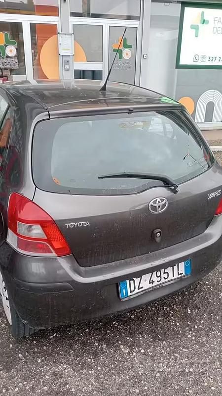 Begagnad Toyota Yaris 100 HK (73 kW) 2010 Grå Halvkombi