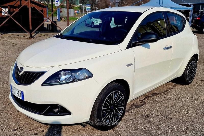 Usata Lancia Ypsilon Gold 69 CV (50 kW) 2023 Bianco Utilitaria