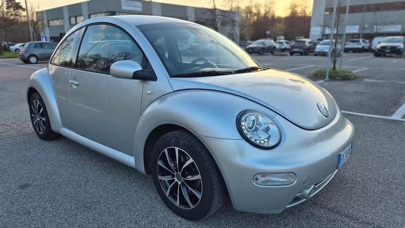 Usata VW New Beetle 102 CV (75 kW) 2001 Argento Utilitaria