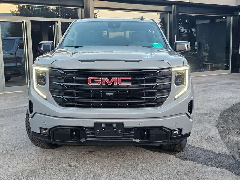 Usata GMC Sierra 360 CV (264 kW) 2024 Grigio perlato Pick-up