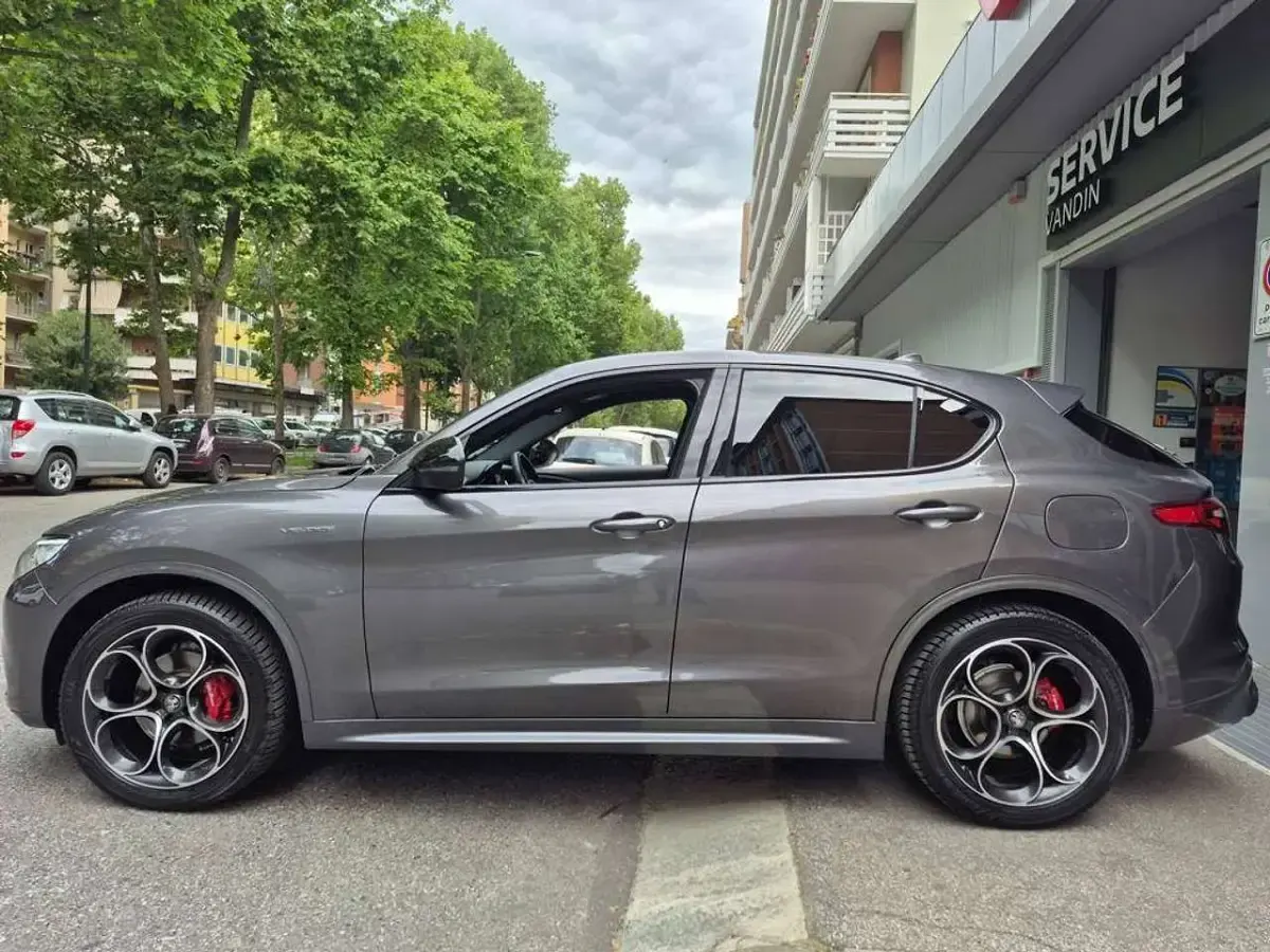 Usata Alfa Romeo Stelvio Veloce 209 CV (153 kW) 2023 Grigio scuro metallizzato SUV