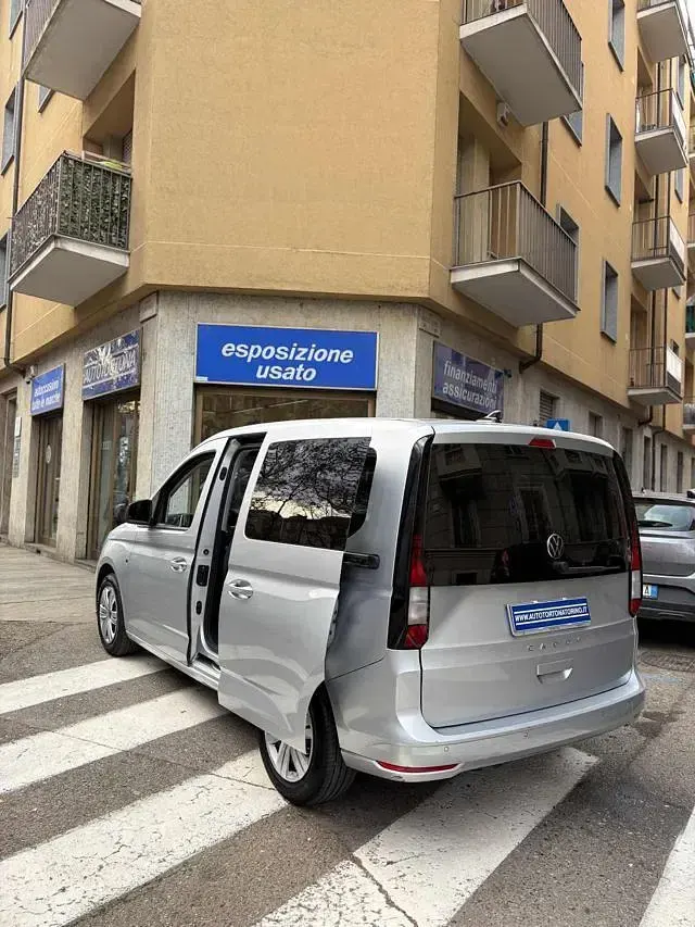 Usata VW Caddy 102 CV (75 kW) 2021 Grigio metallizzato Monovolume
