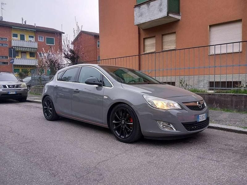Usata Opel Astra Cosmo 110 CV (80 kW) 2010 Grigio Berlina