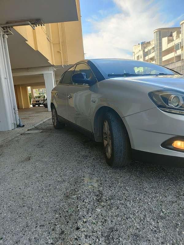 Usata Lancia Delta Gold 105 CV (77 kW) 2012 Utilitaria