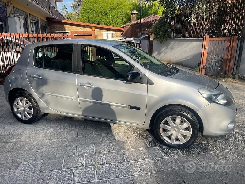 Usata Renault Clio II Dynamique 103 CV (75 kW) 2011 Grigio Berlina