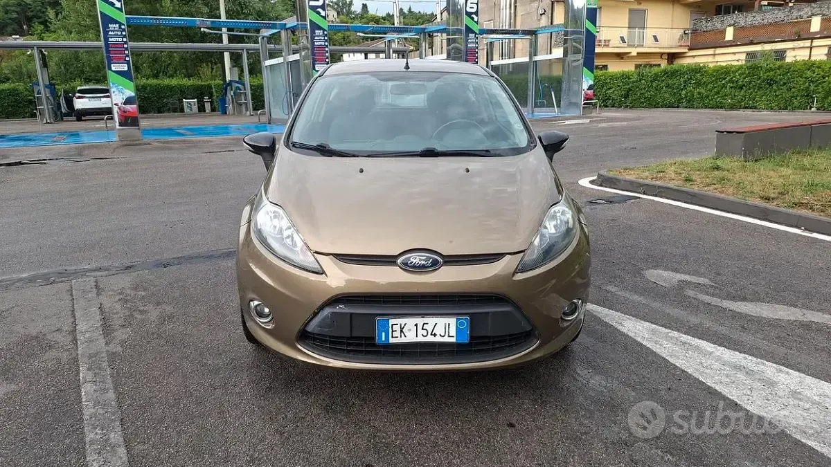 Usata Ford Fiesta 60 CV (44 kW) 2011 Marrone Berlina