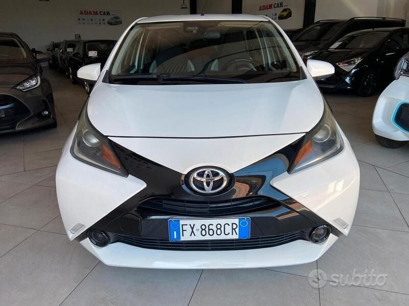 Bianco Usata 2016 Toyota Aygo X-Black Due volumi | 7550 € (Buon prezzo) - Immagine 1/4