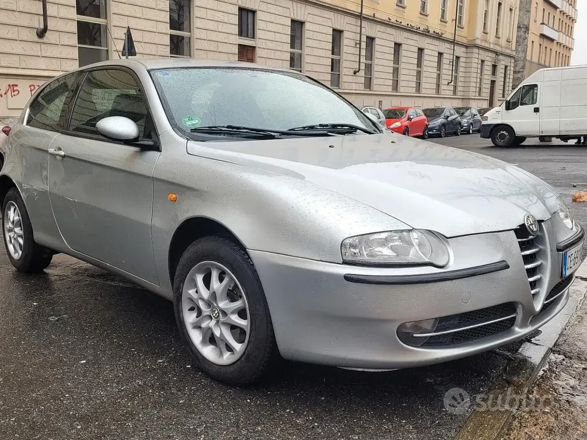 Usata Alfa Romeo 147 105 CV (77 kW) 2002 Grigio Utilitaria