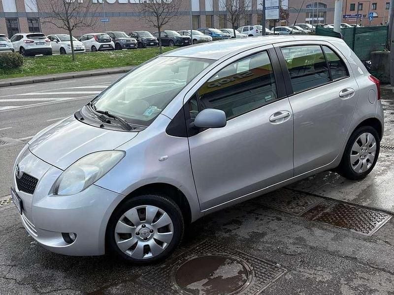 Usata Toyota Yaris Play 87 CV (63 kW) 2008 Argento Utilitaria