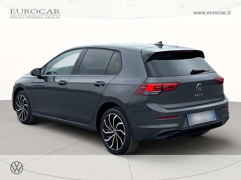 Usata VW Golf VIII Life 131 CV (96 kW) 2022 Dolphin grey metallizzato Berlina