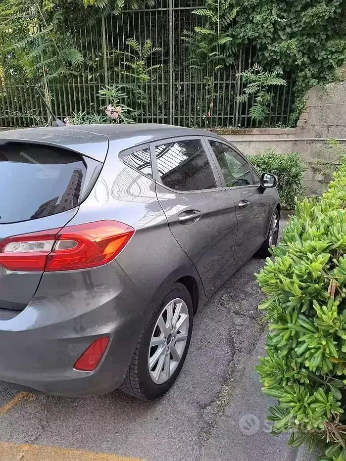 Usata Ford Fiesta 85 CV (62 kW) 2017 Grigio Utilitaria