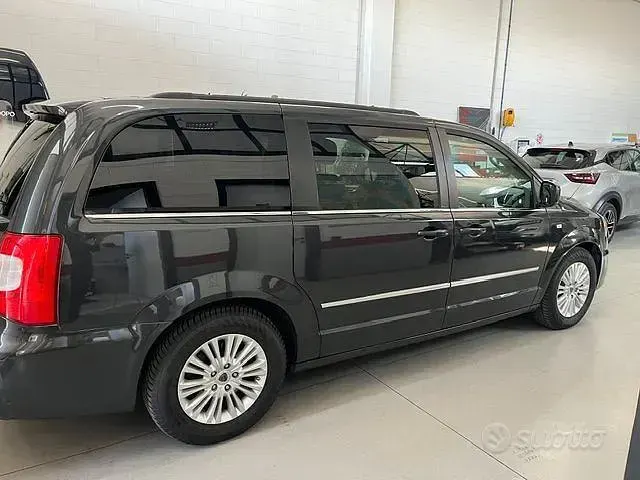 Usata Lancia Voyager 163 CV (119 kW) 2012 Grigio Monovolume
