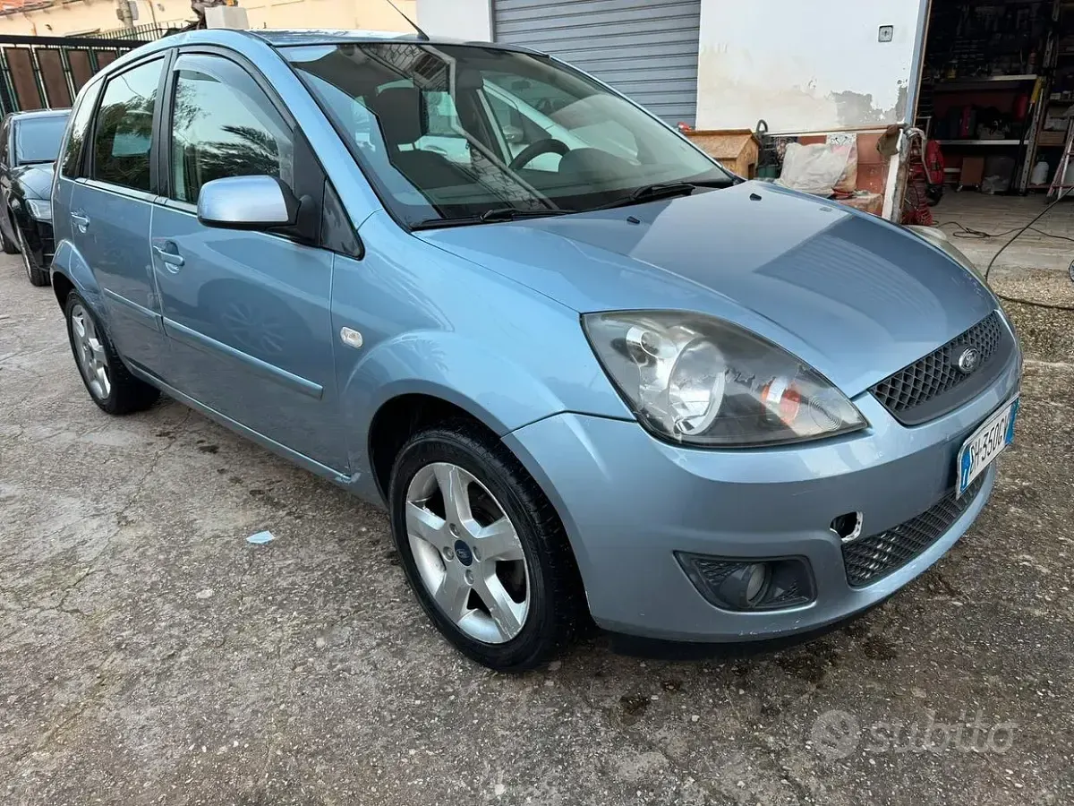 Usata Ford Fiesta Titanium 68 CV (50 kW) 2007 Bluazzurro Utilitaria