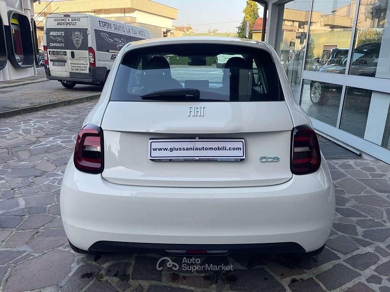 Usata Fiat 500e Icon 42 kW (58 CV) 2022 Bianco Utilitaria