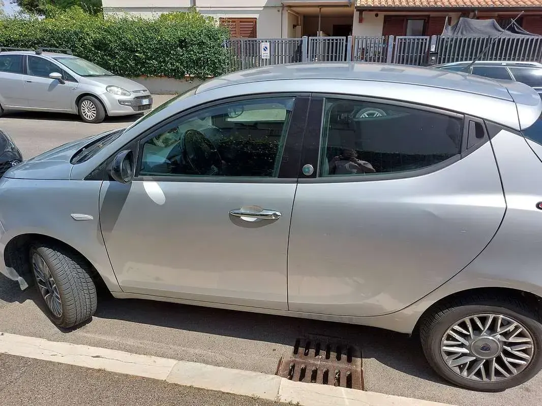 Usata Lancia Ypsilon Gold 80 CV (58 kW) 2013 Utilitaria
