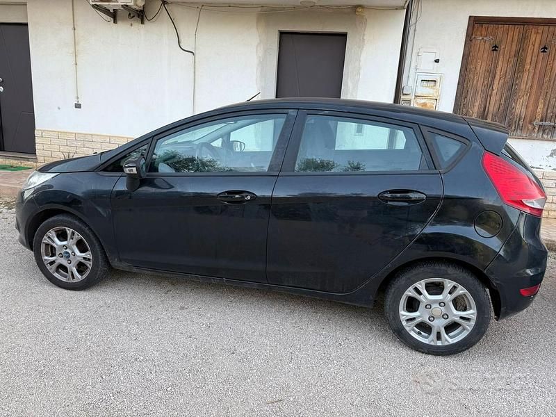 Usata Ford Fiesta 68 CV (50 kW) 2011 Nero Utilitaria
