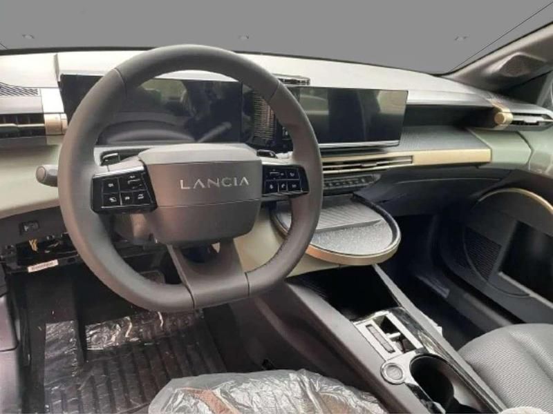 Usata Lancia Ypsilon 101 CV (74 kW) 2024 Blu lancia/tetto nero Utilitaria