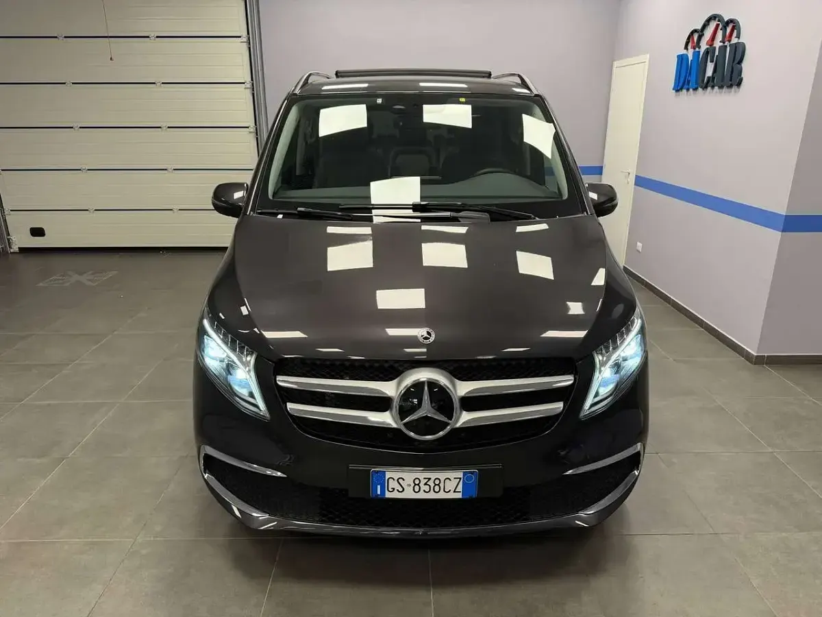 Usado Mercedes V300 Premium 239 CV (175 kW) 2024 Gris Monovolumen