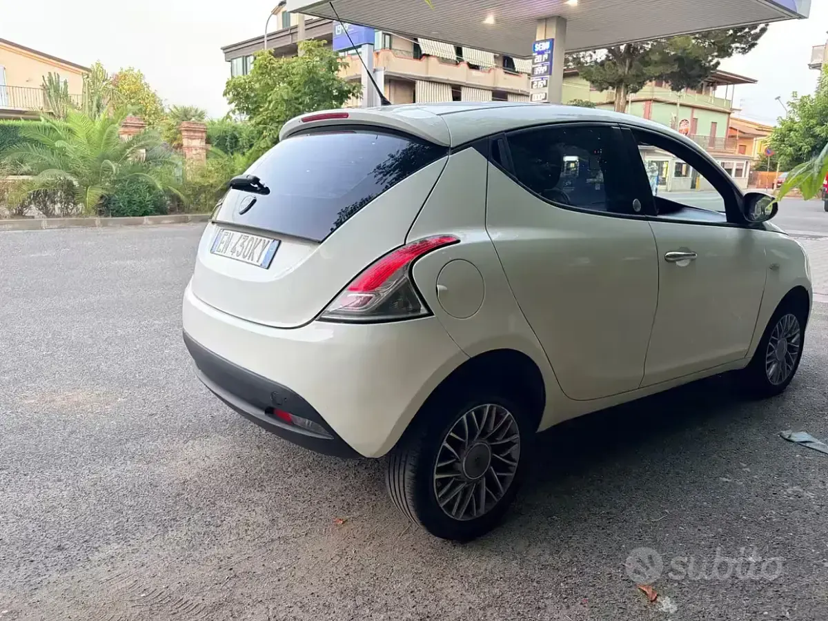 Usata Lancia Ypsilon 85 CV (62 kW) 2013 Bianco Utilitaria