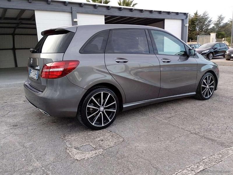 Usata Mercedes B200 Premium 136 CV (100 kW) 2017 Grigio Monovolume