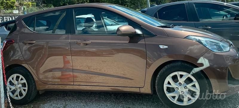 Usata Hyundai i10 67 CV (49 kW) 2019 Marrone Utilitaria