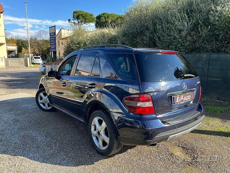 Usata Mercedes ML320 224 CV (164 kW) 2008 Blu SUV