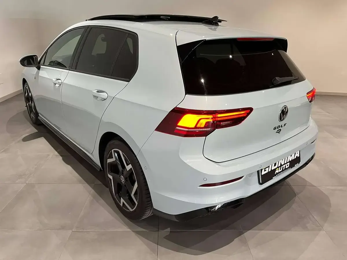 Usata VW Golf VIII R-line Plus 116 CV (85 kW) 2025 Ice blu Berlina