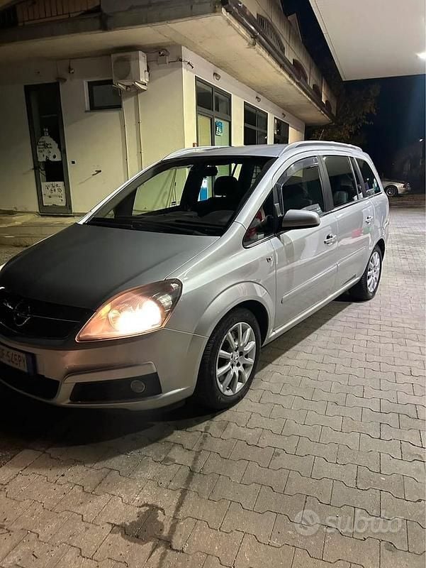 Usata Opel Zafira 150 CV (110 kW) 2008 Grigio Monovolume