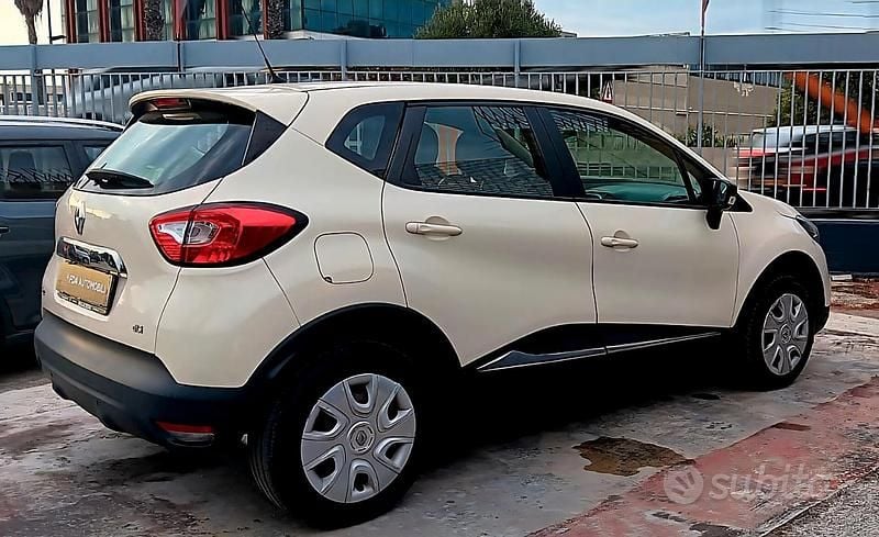 Usata Renault Captur 90 CV (66 kW) 2015 Beige SUV