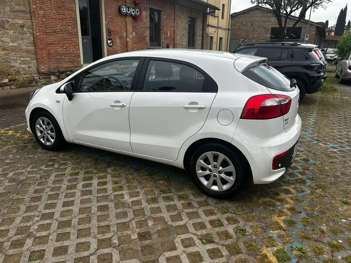 Usata Kia Rio 75 CV (55 kW) 2016 Bianco Utilitaria