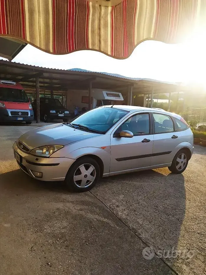 Usata Ford Focus 100 CV (73 kW) 2004 Grigio Berlina