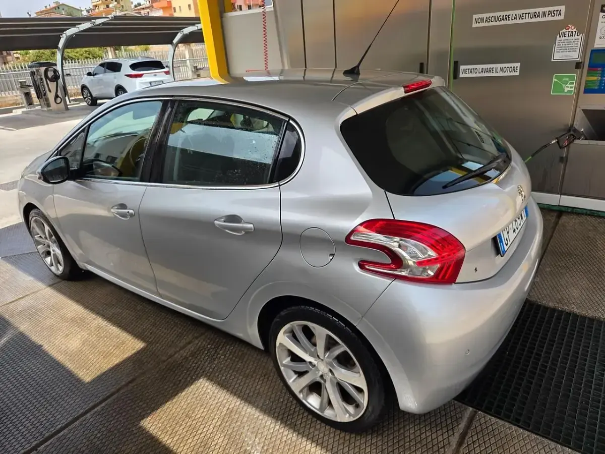 Usata Peugeot 208 Allure 114 CV (83 kW) 2014 Grigio Utilitaria