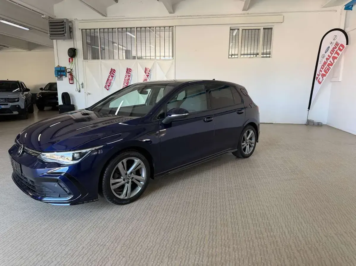 Usata VW Golf VIII R-line 150 CV (110 kW) 2022 Blu metalizzato Berlina