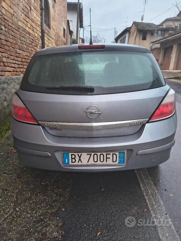 Usata Opel Astra 110 CV (80 kW) 2004 Grigio Berlina